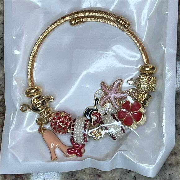 Fashion Jewelry Minnie Mouse Bangle Charm Bracelet in Gold Tone with Red - Picture 1 of 5